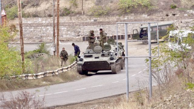 Российские военные на дороге в Карабах