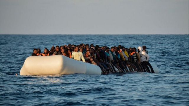 2016年11月3日，在地中海的利比亞海岸附近救援的一艘橡皮艇上滿載非法移民。