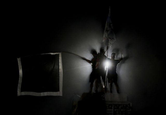 Simpatizantes de Gabriel Boric agitan banderas en la noche: 19 de septiembre de 2021