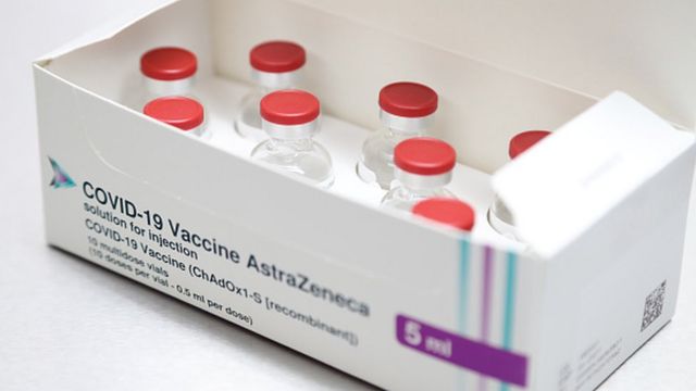 Caixa de frascos da vacina de AstraZeneca/Universidade de Oxford