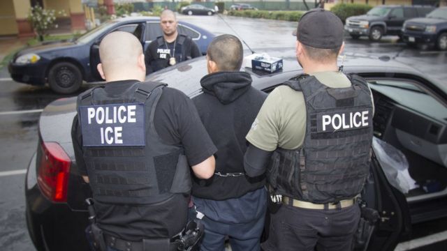 Agentes del ICE durante una operación contra la inmigración ilegal.