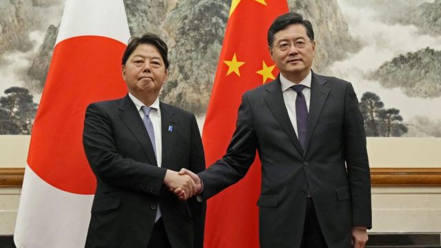 日本外相林芳正（左）与中国外长秦刚（右）在北京钓鱼台国宾馆会晤（2/4/2023）