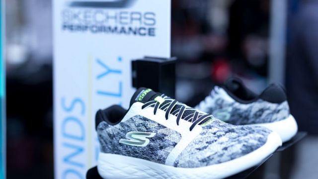 Cuál es el secreto de empresa de las "feas" zapatillas Skechers, valor se más que el de Adidas y Nike - BBC News Mundo