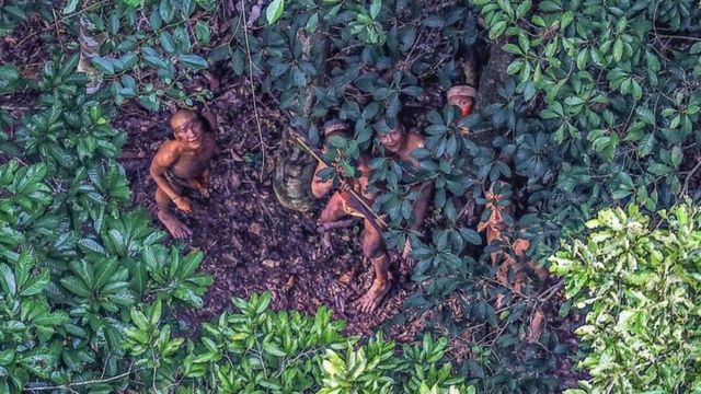 Grupo indígena que se esconde del helicóptero después de ser visto en 2016