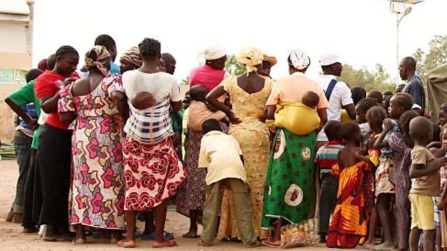 نساء وأطفال أنقذهم جنود نيجيريون من مسلحي بوكو حرام الإسلاميين في غابة سامبيسا يتلقون العلاج في عام 2015