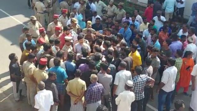 மகளைவிட சிறப்பாகப் படித்த மாணவரைக் கொன்ற தாய் - பெற்றோர் போராட்டம்