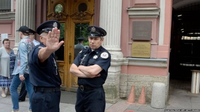 रूस के सेंट पीटर्सबर्ग में रूसी दूतावास के बाहर सुरक्षाकर्मी