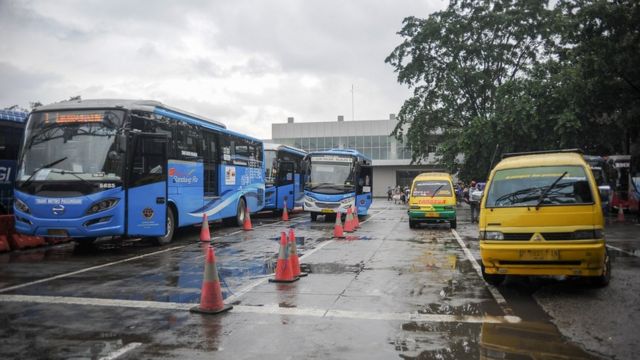 Angkutan kota (angkot) menunggu penumpang di Terminal Leuwipanjang, Bandung, Jawa Barat.