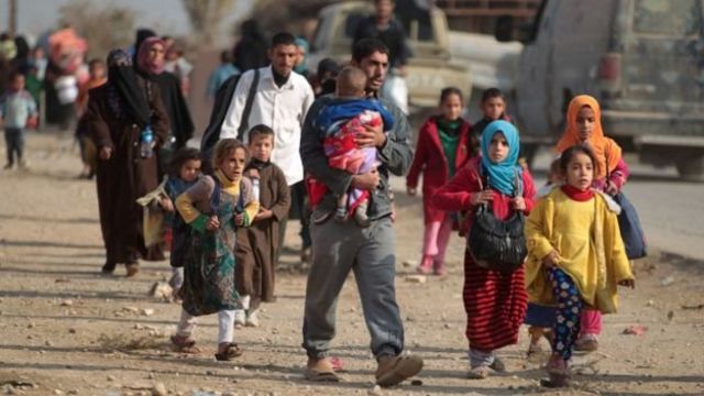 آلاف العراقيين فروا من الموصل وضواحيها بسبب القتال