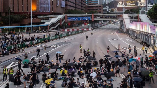 香港旺角游行偏离线路多处冲突警方发催泪弹 c News 中文