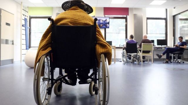 Пожилая женщина в инвалидном кресле