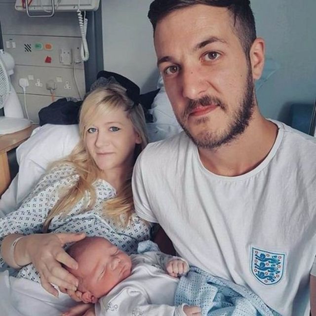 Charlie Gard junto a sus padres