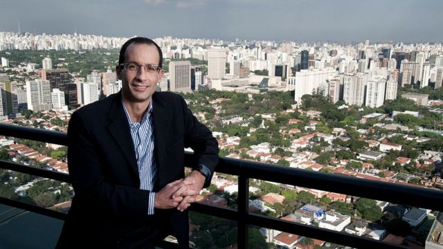 Marcelo Odebrecht posa y detrás de él la vista de varios edificios.