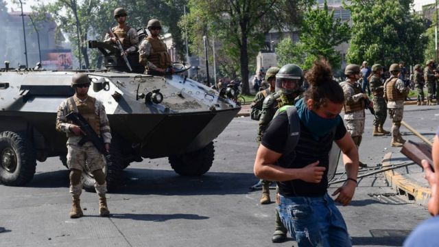 militares y manifestantes frente a frente en las calles de Santiago
