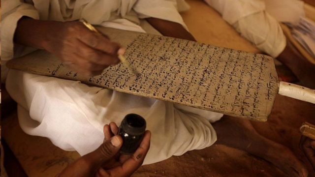 كان صديق قد درس القرآن على ألواح مثل هذه حيث كُتبت الآيات بخط اليد