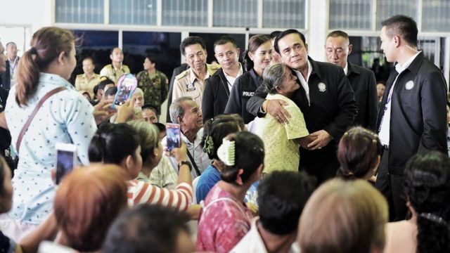 ป้าหอมแก้มนายกฯ