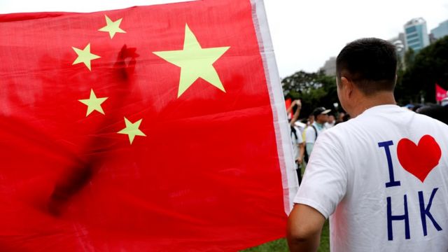 参加支持警察集会的人批评,一些示威者的手法越趋暴力,警察必须严正执法。