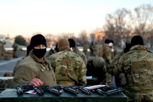 National Guard are distributed weapons outside US Capitol