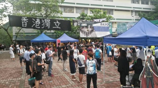 香港中文大学去年有学生在校园挂出"香港独立"的横幅，引来争议。