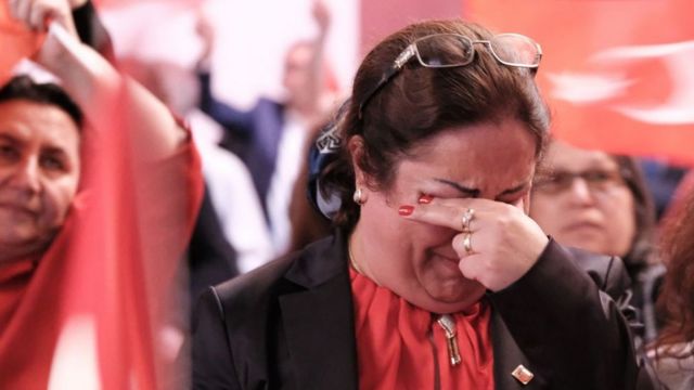 CHP'nin Berlin'deki bürosunda bazı seçmenler gözyaşlarına hakim olamadı