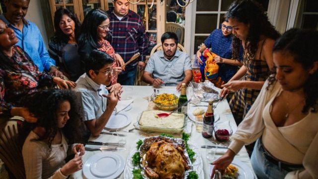 Una familia celebra el Día de Acción de Gracias en Los Ángeles en 2020.