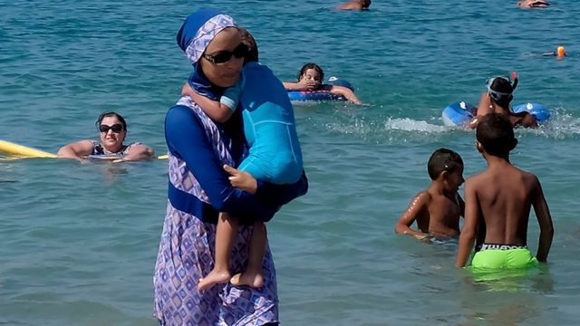 Женщина на пляже в Марселе в августе 2016 года