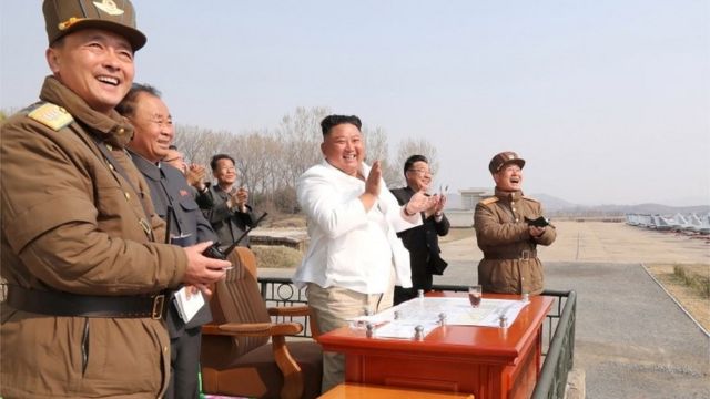 据朝中社图片,朝鲜最高领导人金正恩2020年4月12日视察了朝鲜西部地区航空与防空师所属歼袭机团。