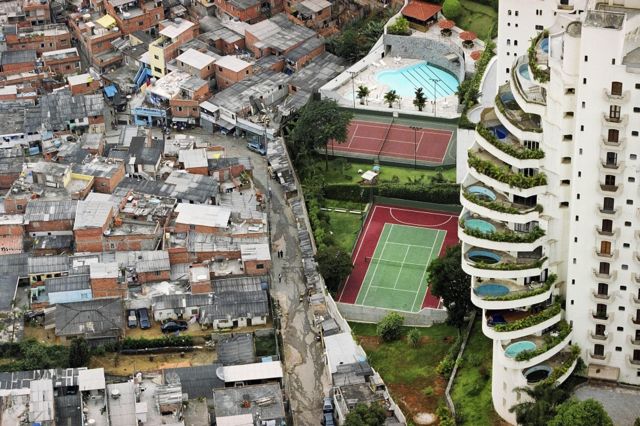 Foto de Tuca Vieira que mostra Paraisópolis e prédio de luxo do Morumbi rodou o mundo e virou símbolo da desigualdade social