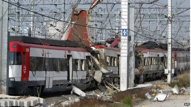 Trens destruídos por bombas em Madri