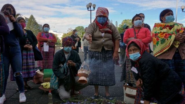 Mujeres achí de Rabinal celebran ceremonia maya al frente de la Corte Suprema