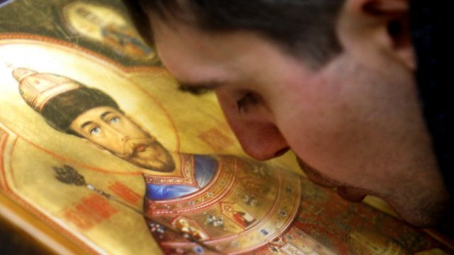 Un feligrés ruso besa el ícono de Nicolás II, febrero de 2011