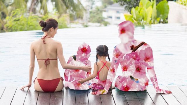 Família sentada na beira de uma piscina