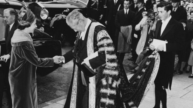 هارولد ماكميلان الذي شغل أيضاً منصب مستشار جامعة أكسفورد، يرحب بالملكة في الجامعة في عام 1960