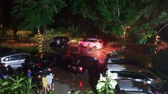 Gelombang air menyapu Pantai Anyer pada Sabtu (22/12) malam pasca tsunami yang melanda Selat Sunda