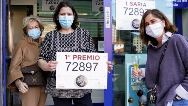Pemilik toko yang menjual loterei pemenang di Bilbao, Spanyol.