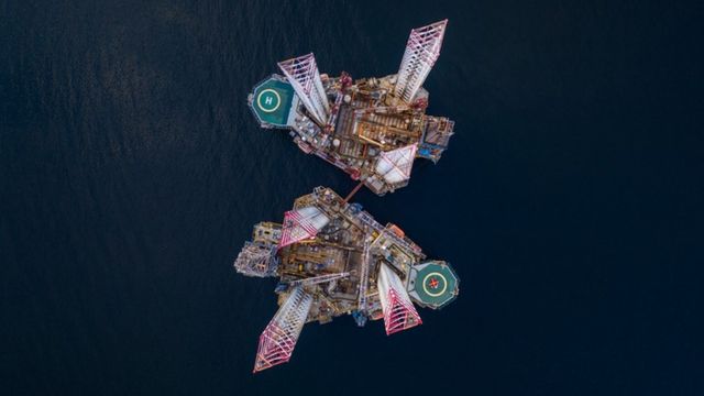 Imagen aérea de dos plataformas petrolíferas en alta mar, Cromarty Firth, Escocia, Reino Unido.