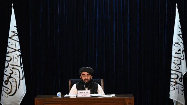 المتحدث باسم طالبان ذبيح الله مجاهد معلنا عن الحكومة الأفغانية الجديدة، في 7 سبتمبر/أيلول 2021