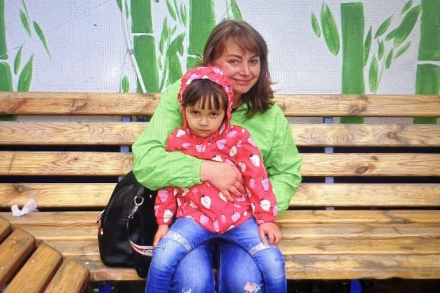 Oksana Litvynyenko con su hija. Oksana resultó gravemente herida en abril y murió el domingo. (Folleto familiar)