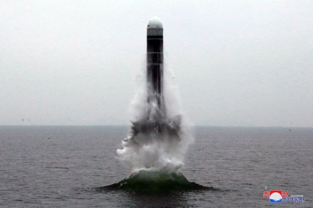 朝鮮中央通信（KCNA）が報じた新型の潜水艦発射弾道ミサイル（SLBM）、「北極星3」とされる写真
