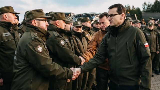 Polionya Polonya Başbakanı Mateusz Morawiecki sınırdaki askeri birlikleri ziyaret etti