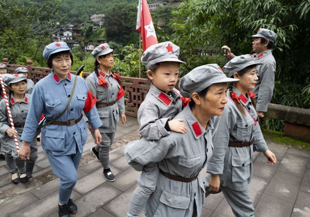 身着红军服装的中国游客在贵州赤水参加红色旅游