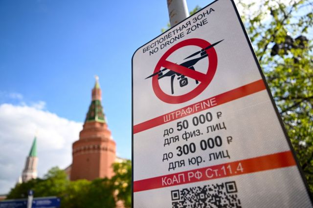 Un cartel anunciando que está prohibido el uso de drones cerca del Kremlin.