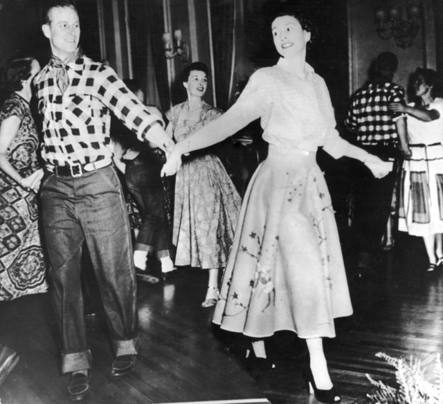 La princesa Isabel y el duque de Edimburgo bailando durante una visita en Canadá en 1951.