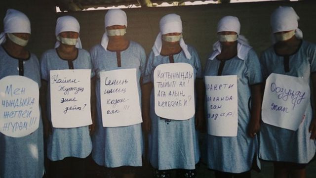 Өткөн жылдагы маалыматтар боюнча үч миңден ашуун аял үй-бүлө зомбулугуна кабылган. Соңку беш жылда ажырашуулардын саны он миңден ашуун. Жалгыз бой аялдар саны көбөйүүдө.