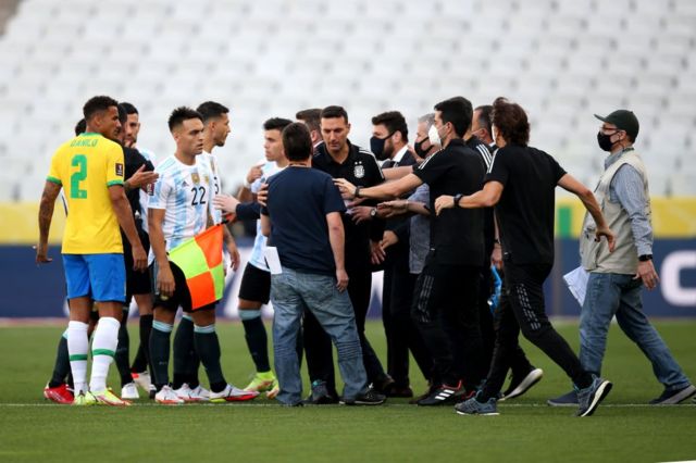 Brazil-Argentina: authorities suspend the match entering the field.