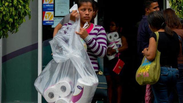Una mujer con papel higiénico