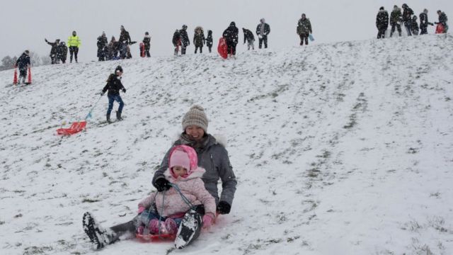 Pessoas brincando na neve na Inglaterra