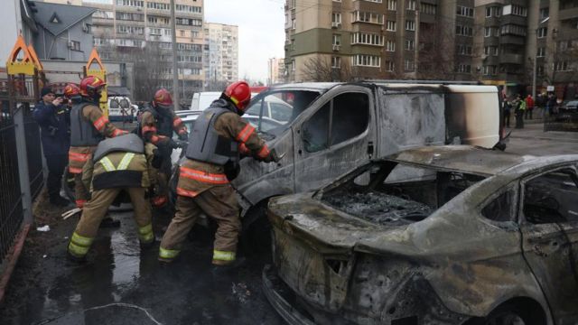 امدادگران در حال تلاش برای خاموش کردن آتش و نجات مصدومان حمله موشکی در کی‌یف، پایتخت اوکراین