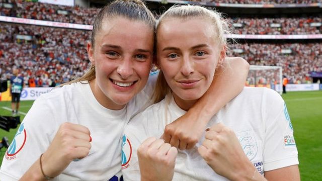 Ella Toone y Chloe Kelly, jugadoras de Inglaterra celebrando el título.