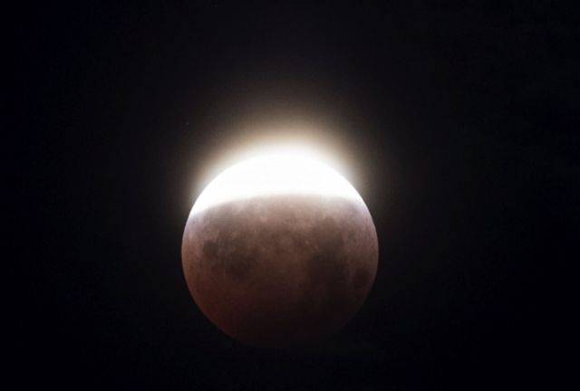 O eclipse da superlua visto em Los Angeles, nos EUA